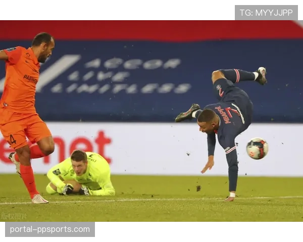 特写:蒙彼利埃门将奥姆林扑出点球后,激动捶打胸口指向看台家人